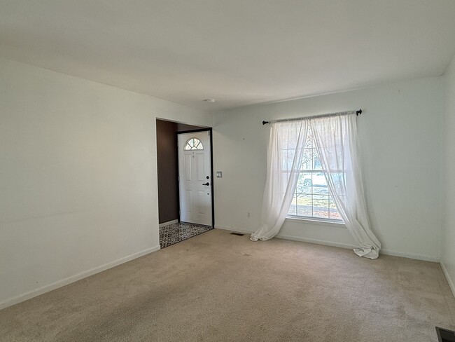 Building Photo - 2447 Roanoke Dr