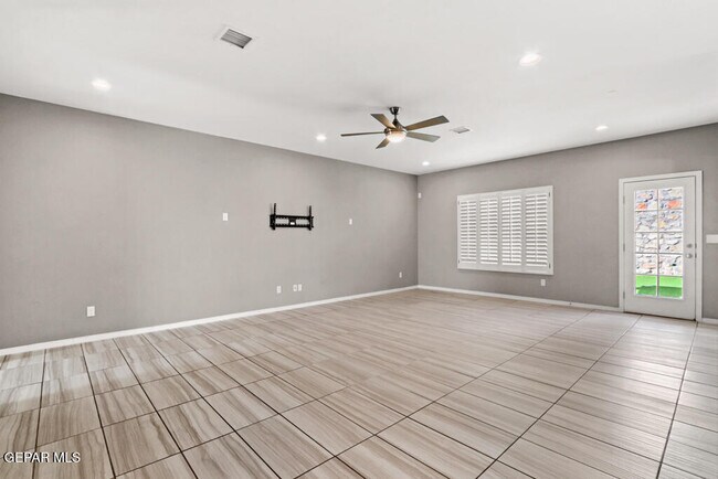 Building Photo - 297 Denim St