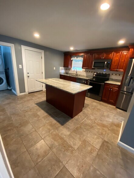 Building Photo - 359 Crescent St