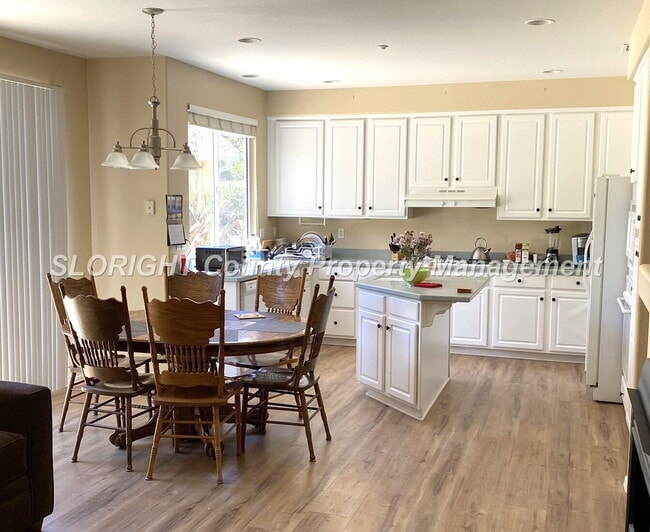 Building Photo - AVAILABLE AUGUST - Beautiful Large 2 Story Home - 5 Bedroom / 3 Bathroom