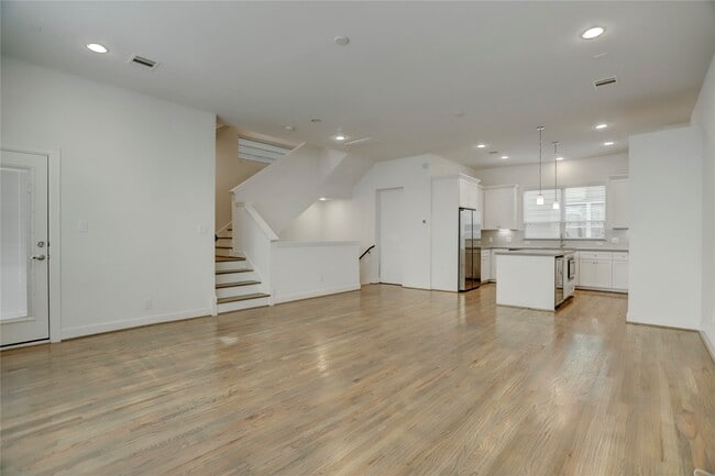 Building Photo - 954 W 18th St