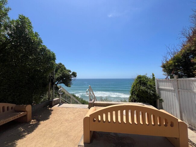 Building Photo - 2 bed 2 bath ocean view Stand alone bungalow by the beach