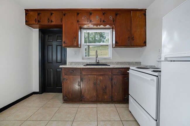 Building Photo - Convenient & Comfortable 1/1 – Updated and...