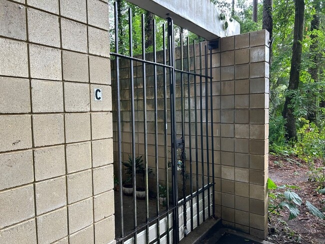 Building Photo - Great Unit In Green Leaf