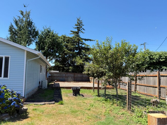 Building Photo - 602 Ash Ave