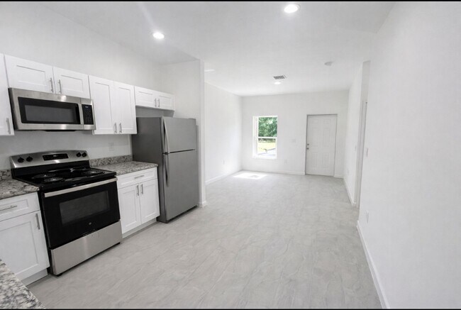Building Photo - Move-In Ready Modern New Build: 2BR/2BA with Garage in Lehigh Acres