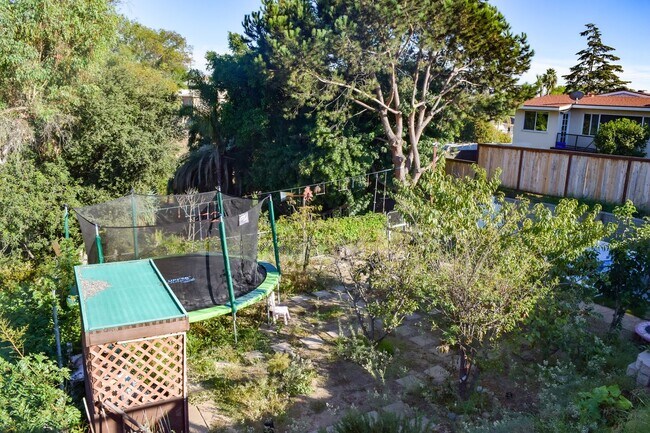 Building Photo - Semi furnished!