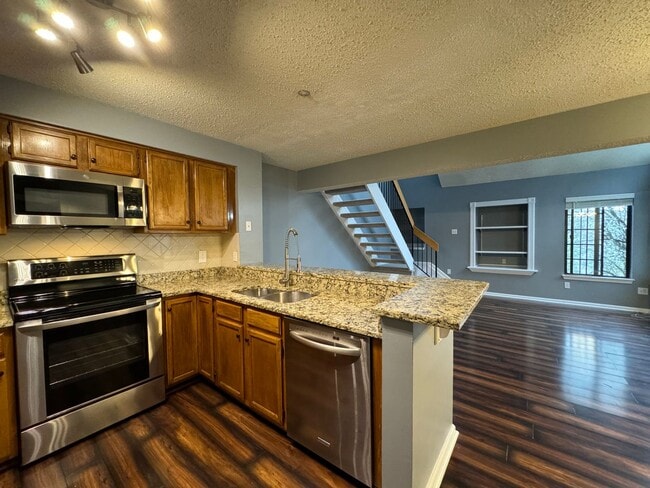 Building Photo - Sophisticated 2 Bed 2 Bath Condo with Loft...