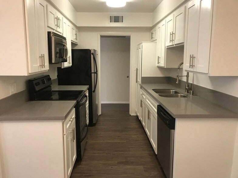 Interior Photo - 816 S. Bundy Dr