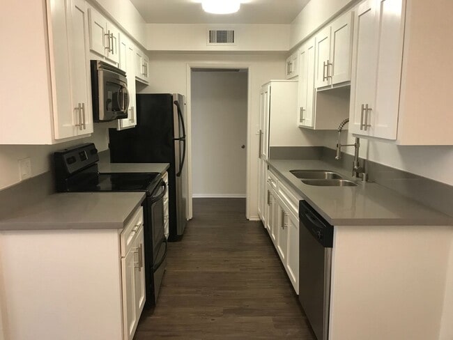 Interior Photo - 816 S. Bundy Dr