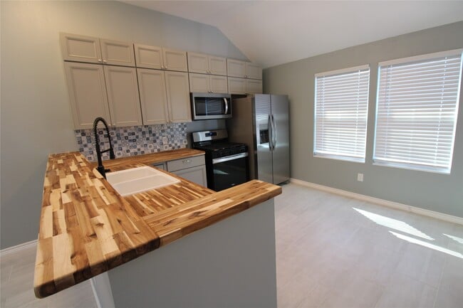 Building Photo - 503 Austin St