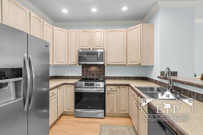 Building Photo - Charming Townhouse Near the Heart of Charleston – Comfort & Convenience in One!