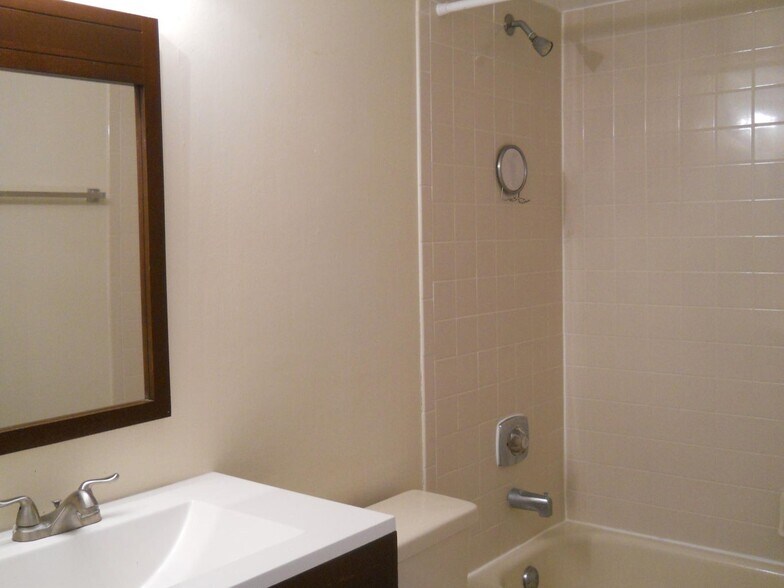 Building Photo - 3955 Village Dr