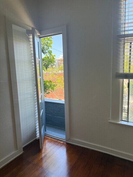 Building Photo - 1114 N Poinsettia Pl