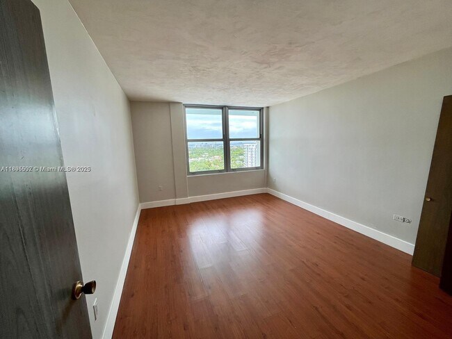 Building Photo - 2899 Collins Ave