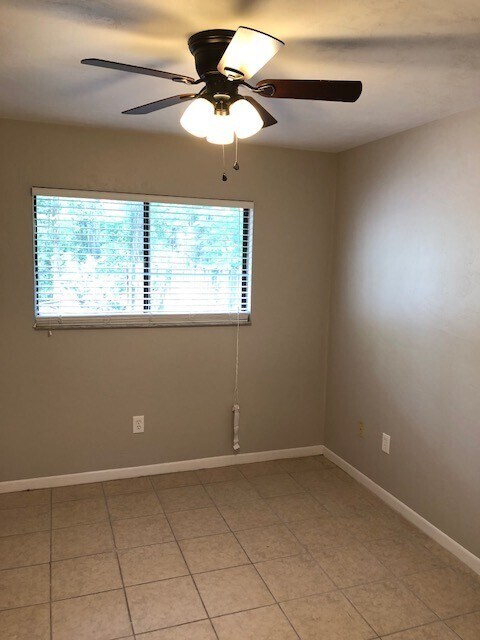 Building Photo - Remodel in Green Leaf with small fenced ba...