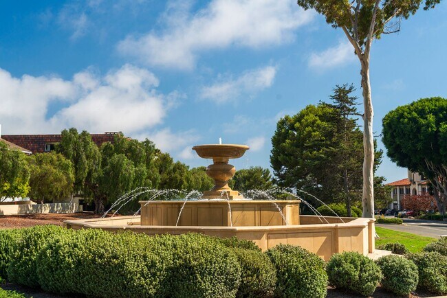 Building Photo - Gorgeous 5 Bedroom Home with sweeping views and pool