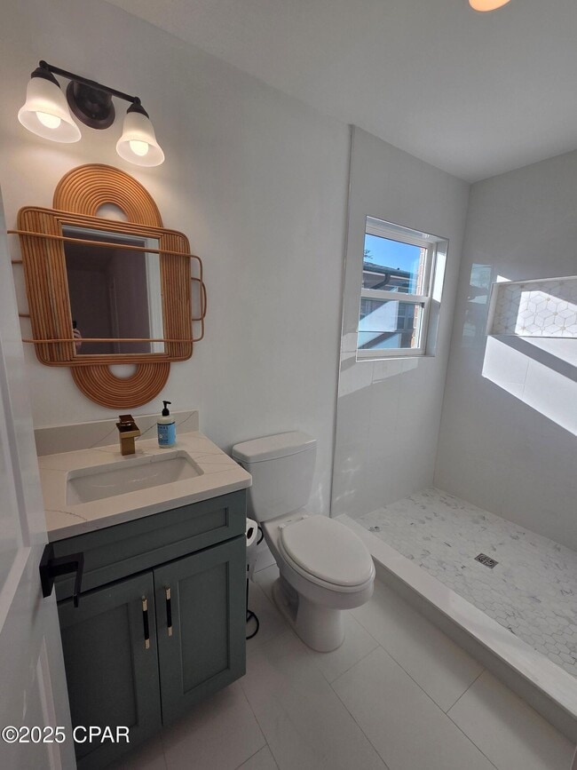 Building Photo - 920 W Beach Dr