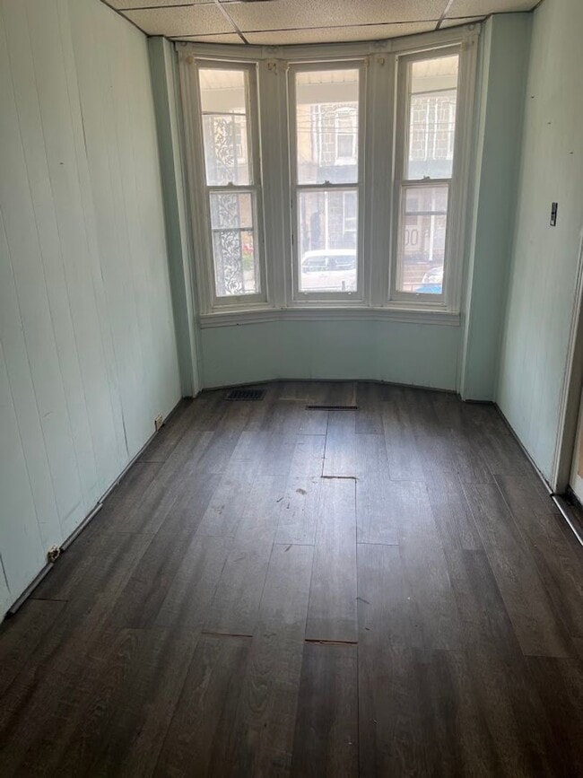 Building Photo - First Floor One Bedroom Apartment