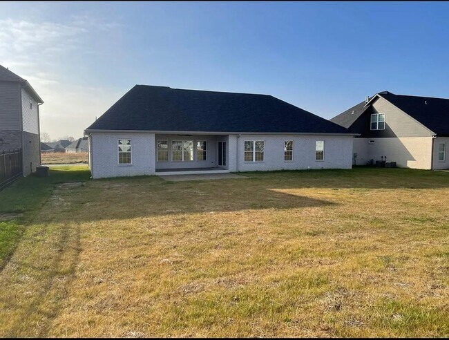 Building Photo - 4 Bed 2 bath with 3 car attached garage