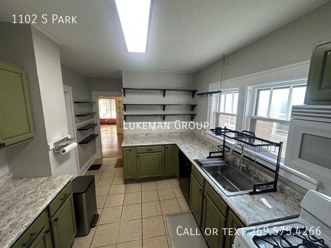 Building Photo - 1102 S Park-