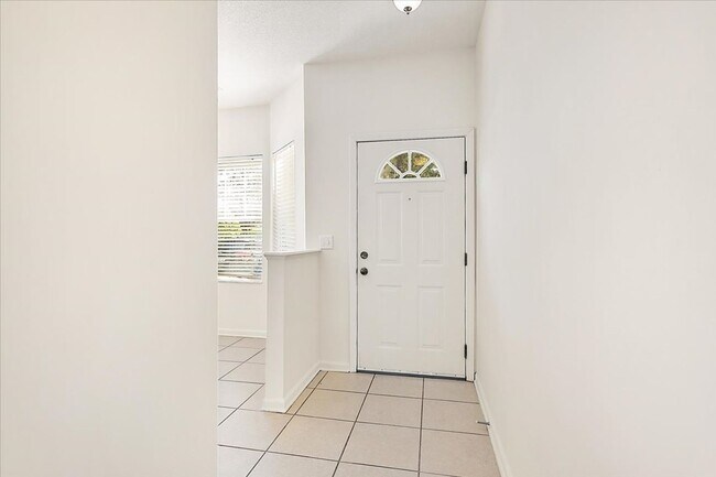 Building Photo - Large 2/2 in highly desirable The Cottages...