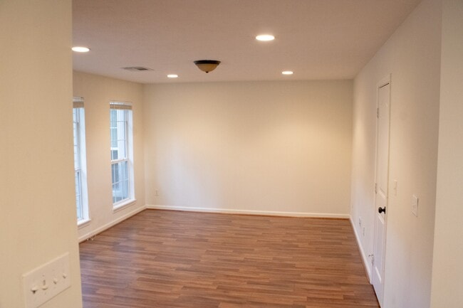 Building Photo - 13351 Park Ave