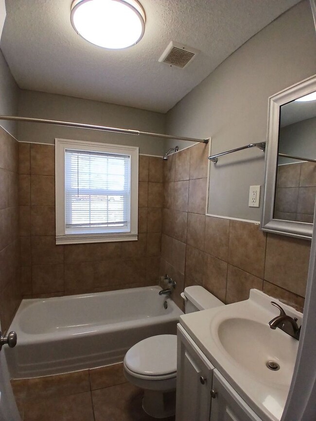 Building Photo - Newly Renovated 2 bedroom 1 bathroom - OPE...