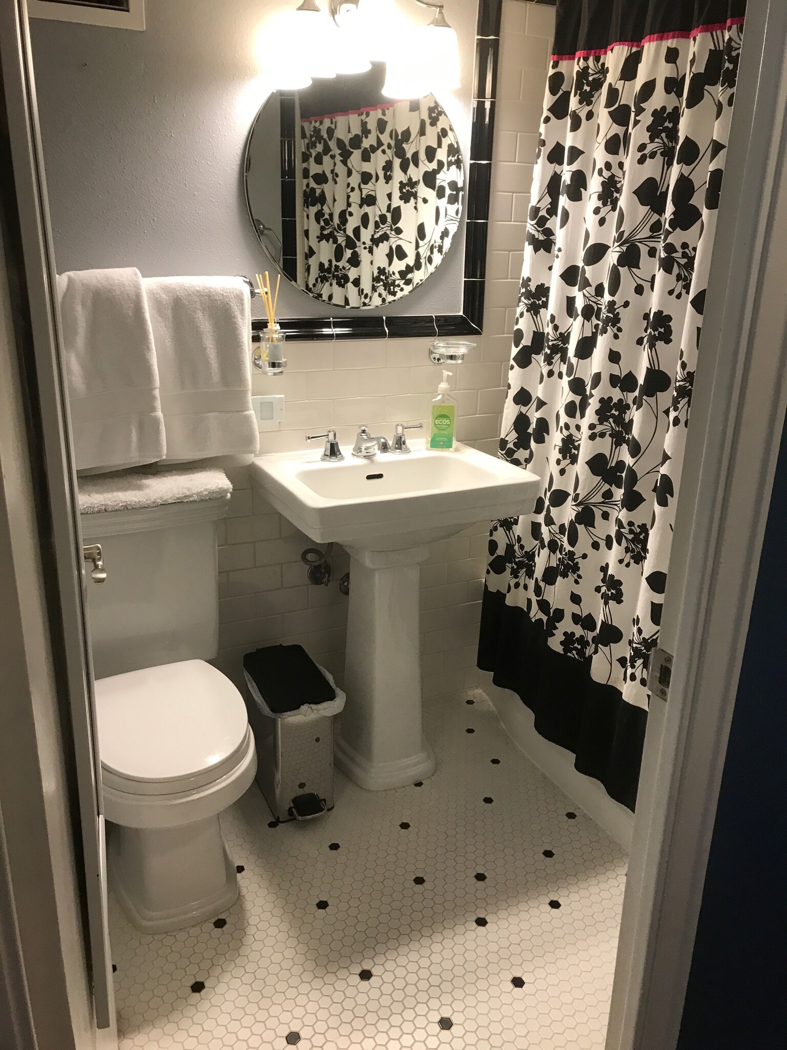 Bathroom with subway tile and tub - 1105 Spring St