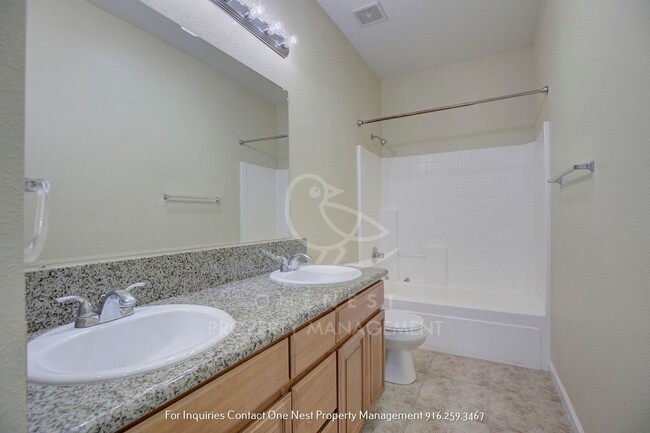 Building Photo - Beautifully maintained 4 bedroom 2 bath home!