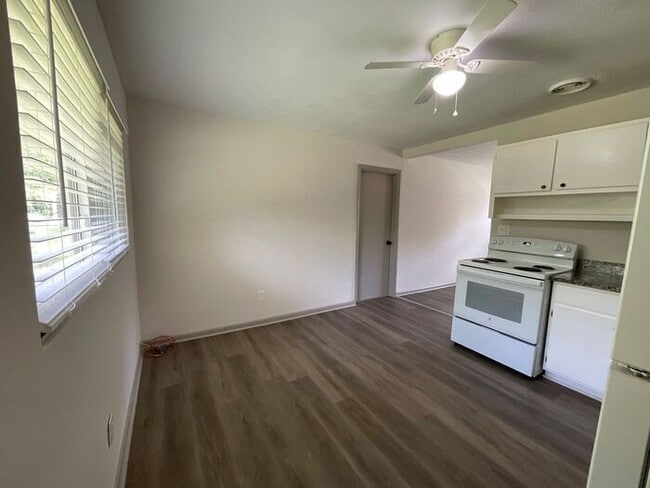 Building Photo - Stylish 3-Bedroom with Expansive Yards in ...