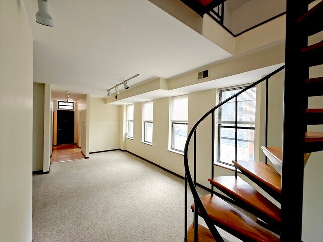 Building Photo - 856 N May St
