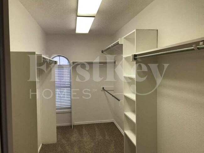Building Photo - 2132 Montclair Ln
