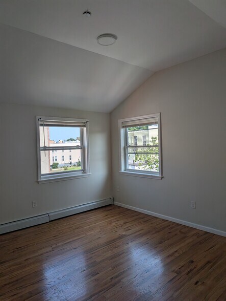Building Photo - 851 E 227th St