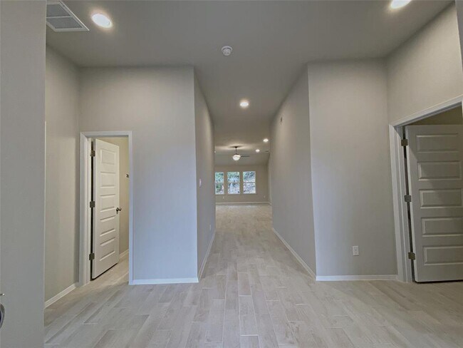 Building Photo - 20915 Oak Dale Dr