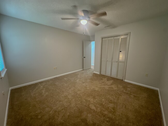 Building Photo - 2224 S Sherwood Dr