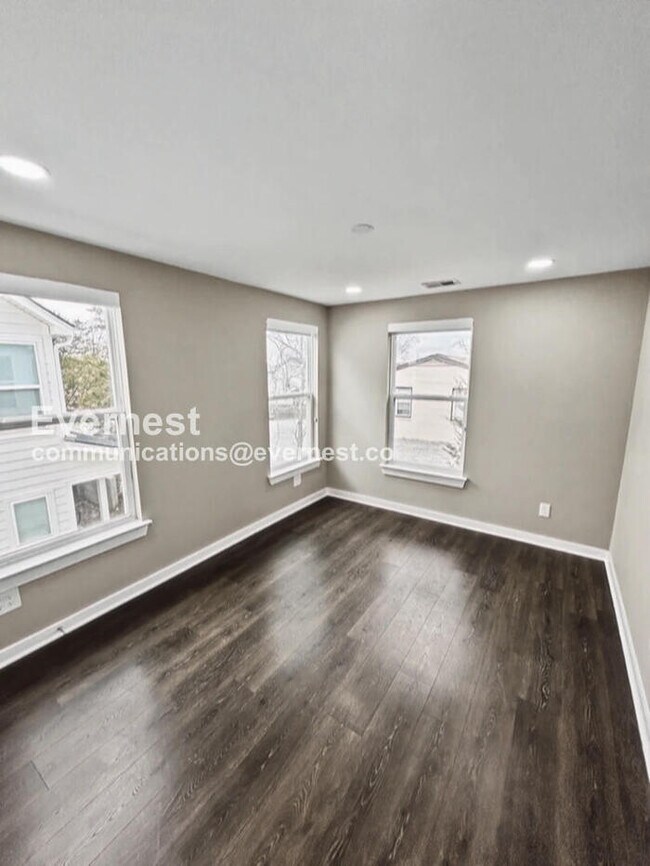 Building Photo - Limited Time Special Offer! / 3 Bed/2.5 Bath Townhome with Off-Street Parking / Pet-Friendly / Av...