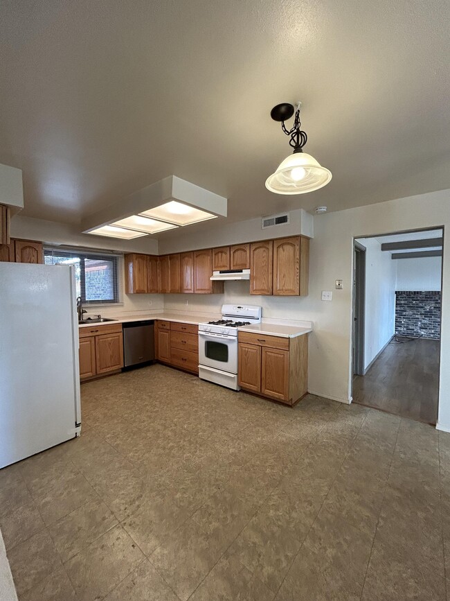 Building Photo - 12204 Baja Dr NE