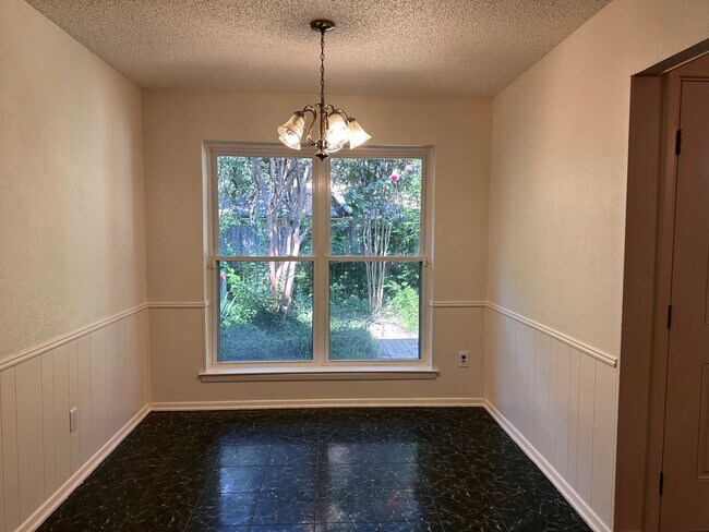 Building Photo - 3 Bedroom 2 Bath 2 Car Garage in Arlington...