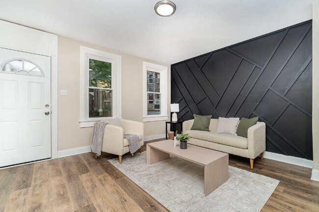 Building Photo - "Charming 3-Bed Townhouse Retreat in the H...