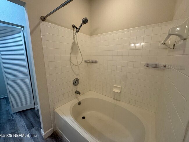 Building Photo - 13703 Richmond Park Dr N
