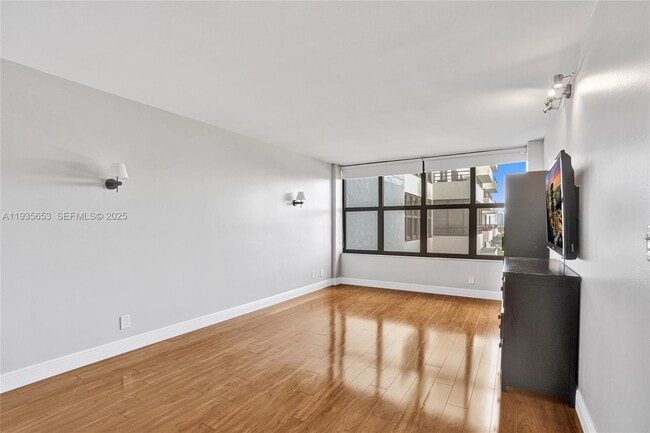 Building Photo - 2500 Parkview Dr