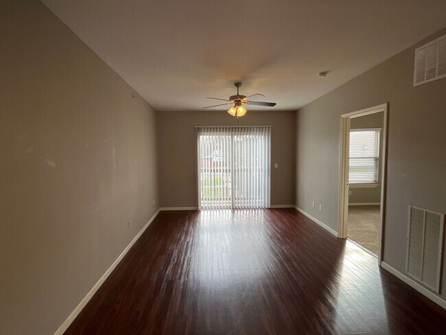 Building Photo - 2 BEDROOM 2 BATH SPACIOUS, OPEN FLOOR