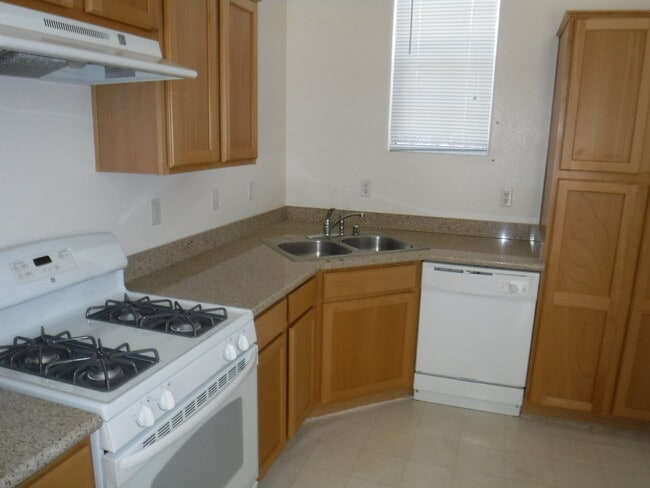 Building Photo - 3 BEDROOM HOME IN GATED COMMUNITY WITH COM...