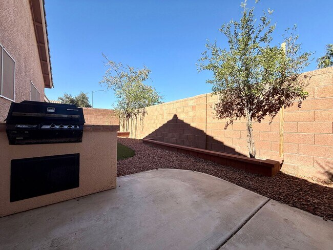 Building Photo - Beautiful open concept remodeled 3 bedroom...