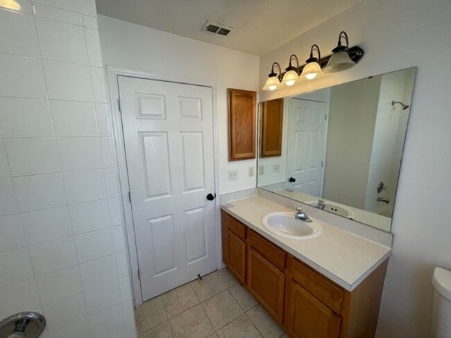 Building Photo - 3 Bedroom/2 Bathroom Single Family Home
