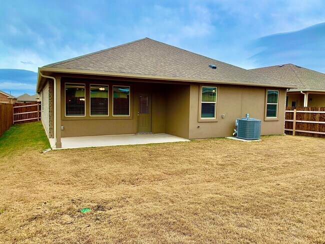Building Photo - Beautiful 4 bedroom 3 bathroom home in Pfl...