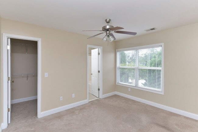Building Photo - 2 Bedroom, 2.5 Bath in Hampton Forest- Mov...