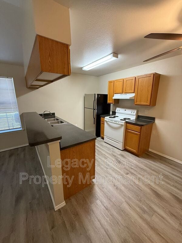 Building Photo - 641 WOODARD