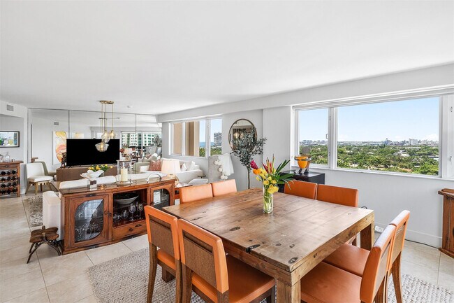 Building Photo - 3000 Holiday Dr